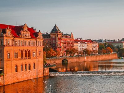 ekskurziia-do-chehiia | Away.bg Старият град в Прага, столицата на Чехия, с изглед към Карлов мост на река Вълтава