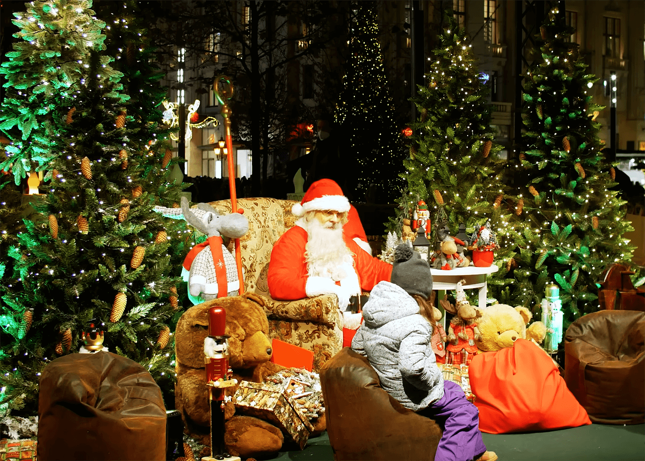 Дядо Коледа радва децата в унгарската столица Будапеща