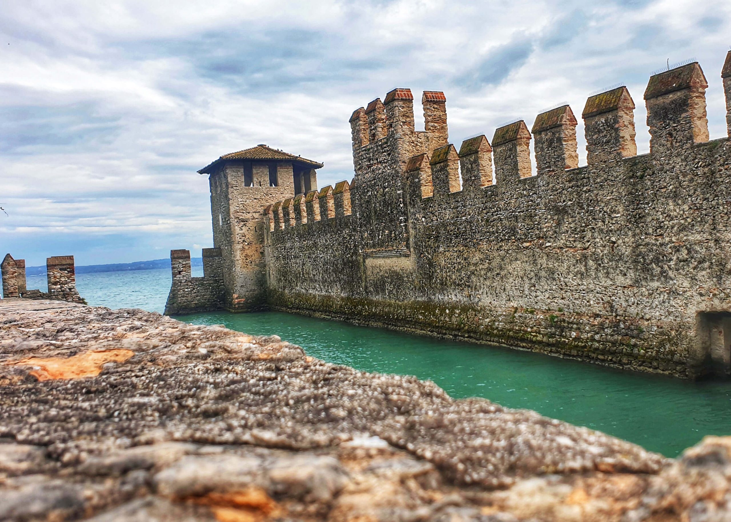 Крепост в град Сирмеоне, Италия