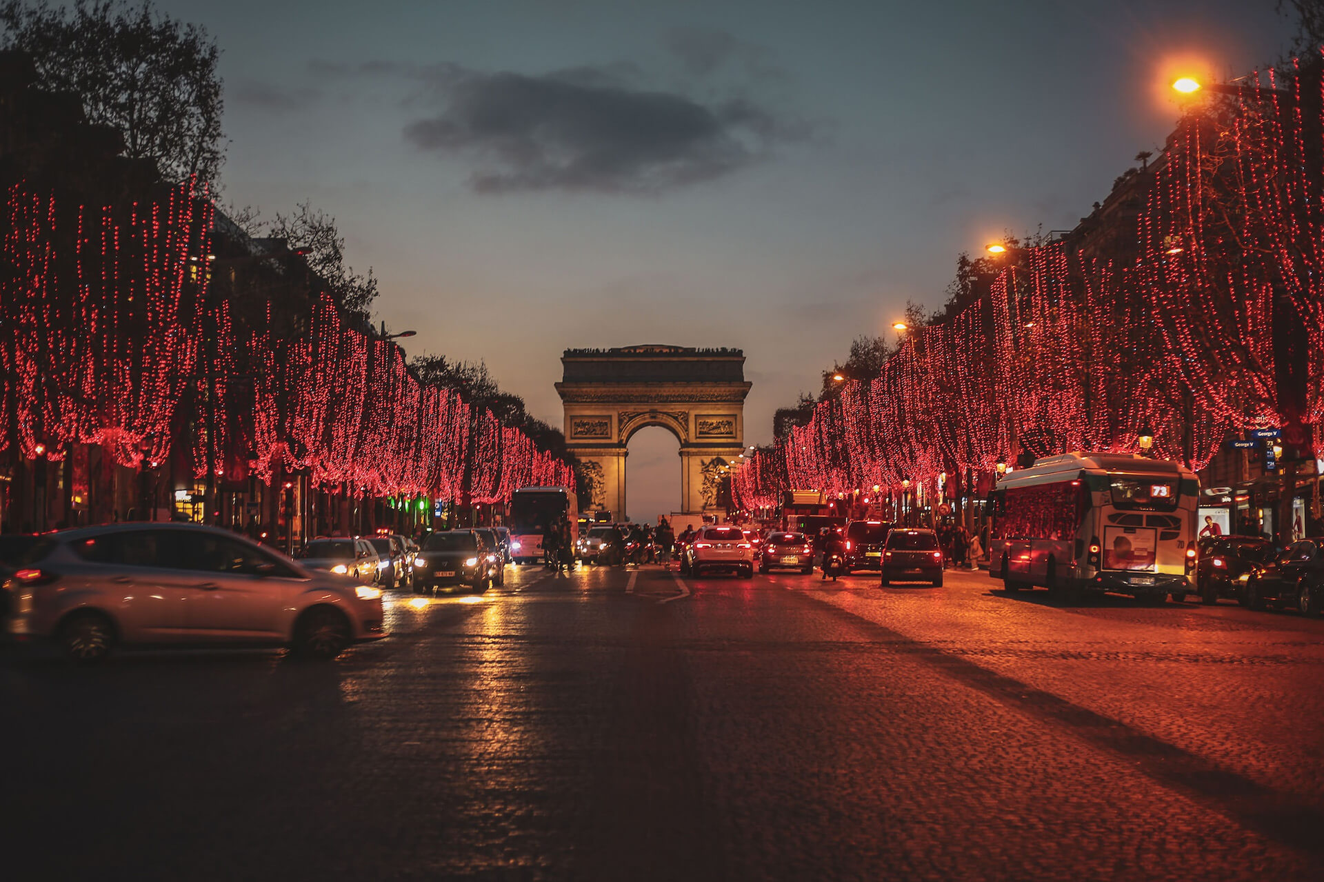 Триумфалната арка в Париж и коледното настроение по улиците