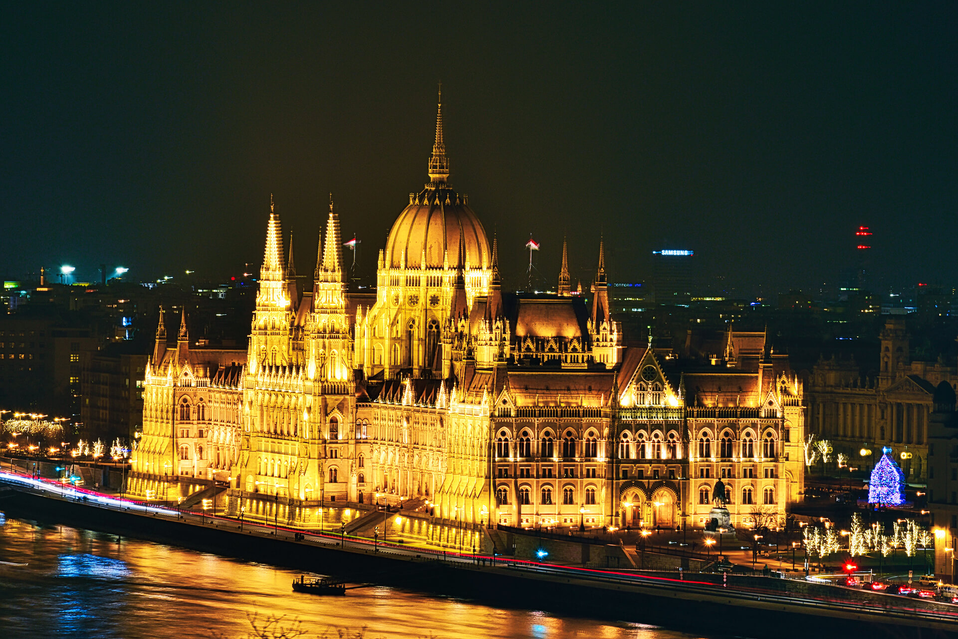 Панорамна снимка на Парламента в Будапеща